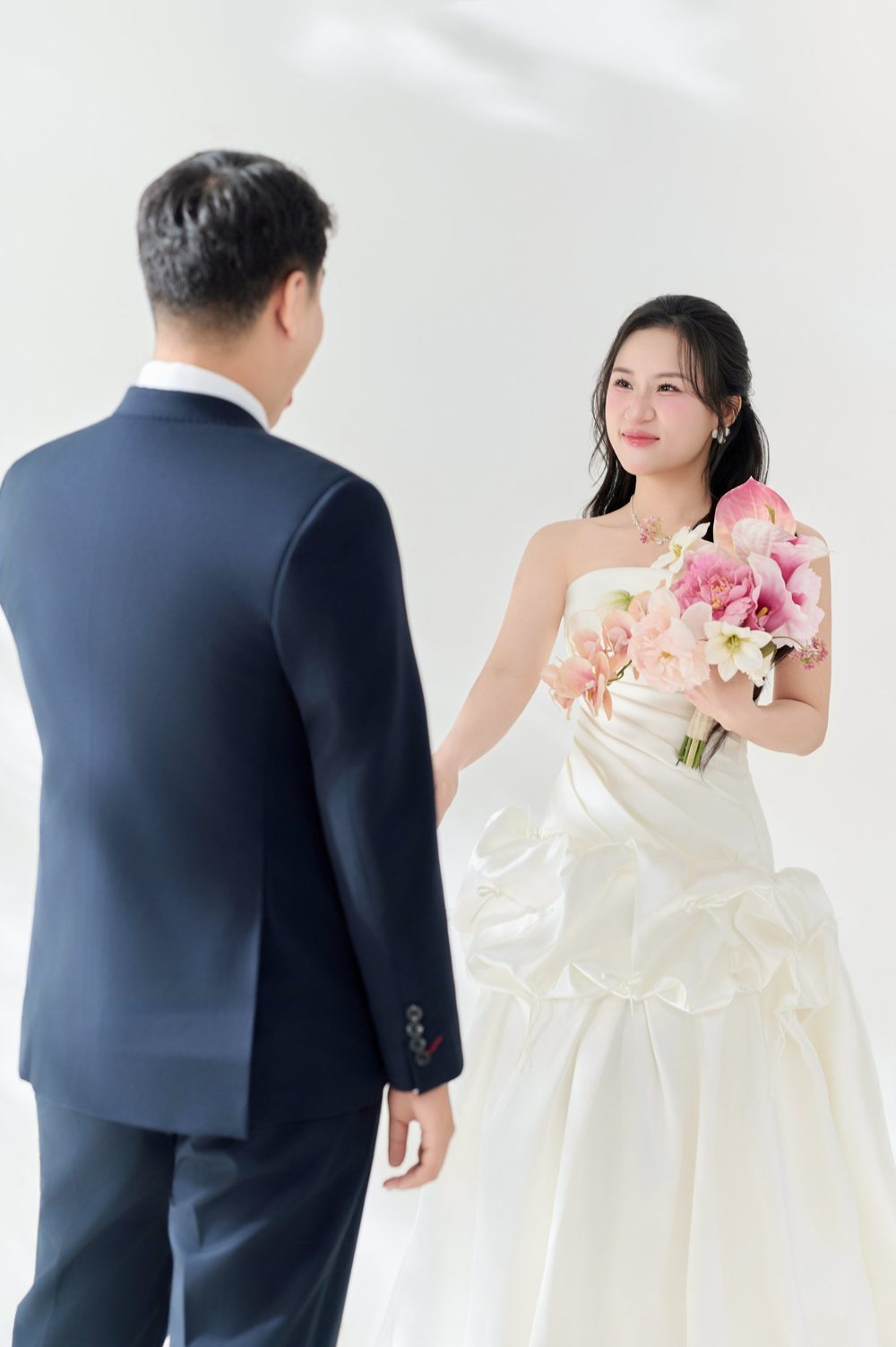 Cô dâu chú rể trong studio trắng