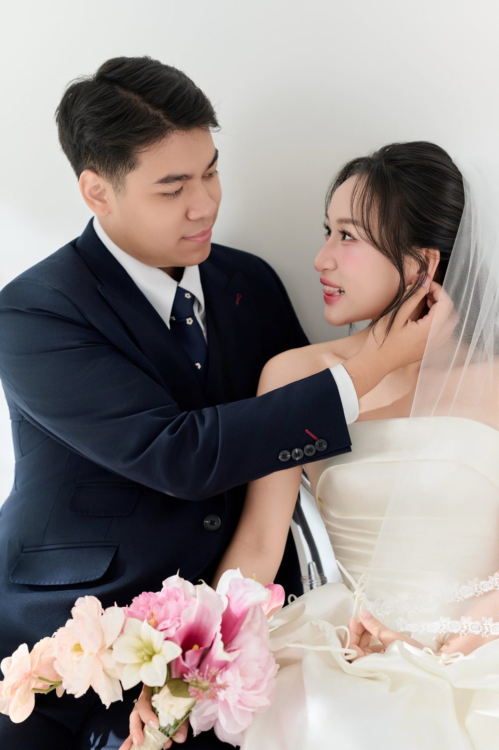 Chú rể khẽ chạm tai cô dâu