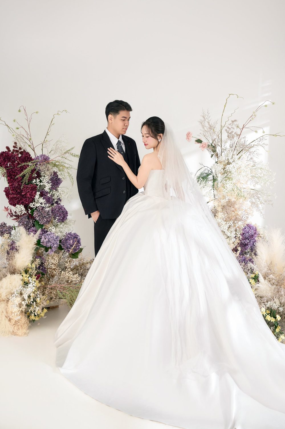 Cô dâu chú rể trong váy cưới