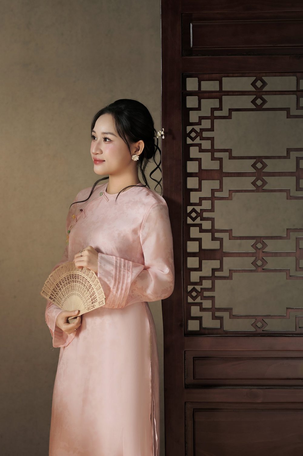 Cô dâu bên cánh cửa gỗ