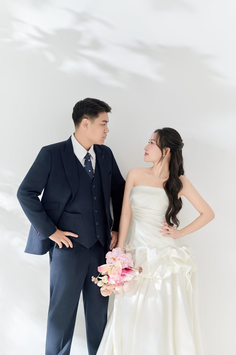 Cô dâu chú rể nhìn nhau