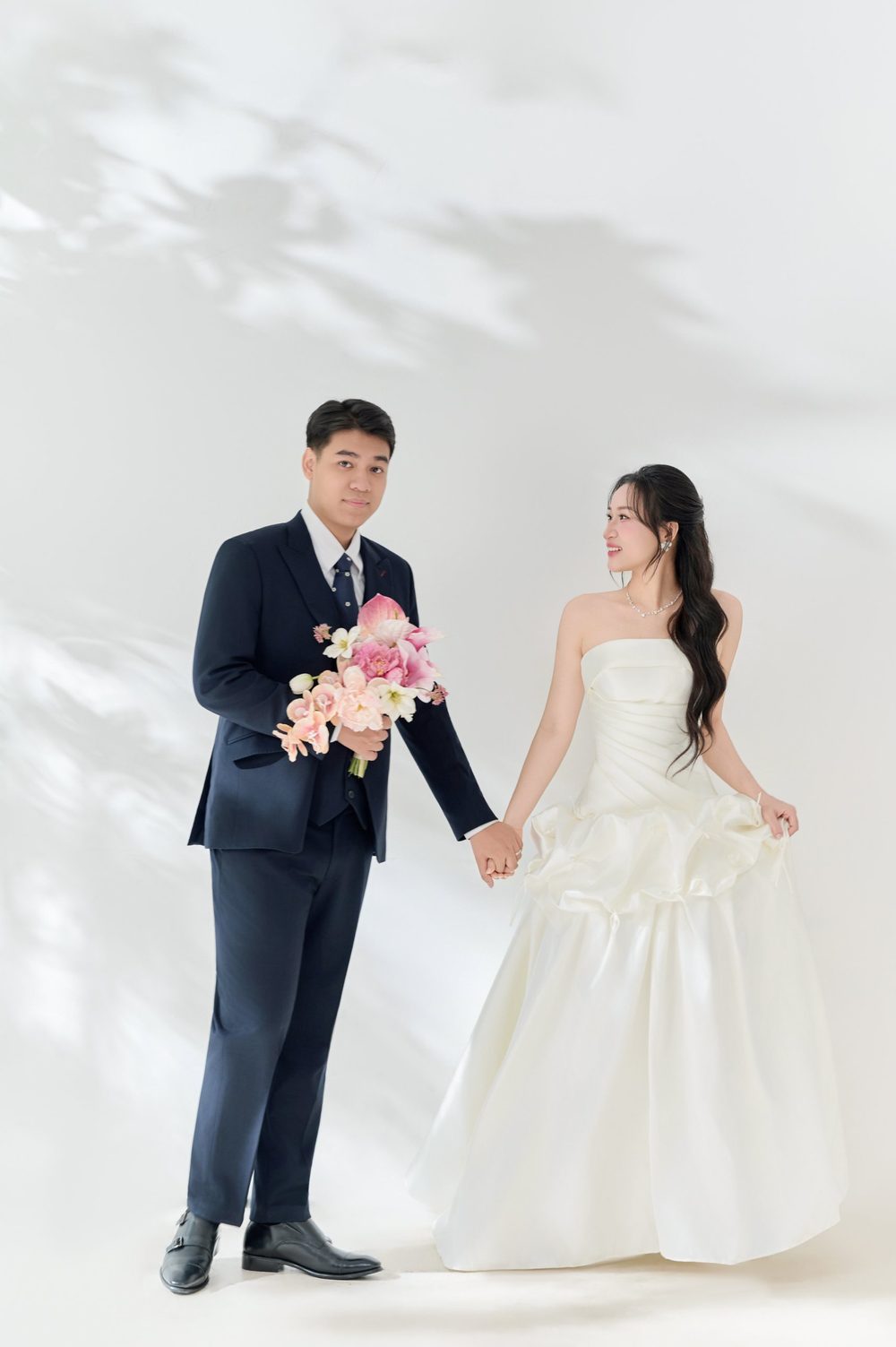 Chú rể nắm tay cô dâu