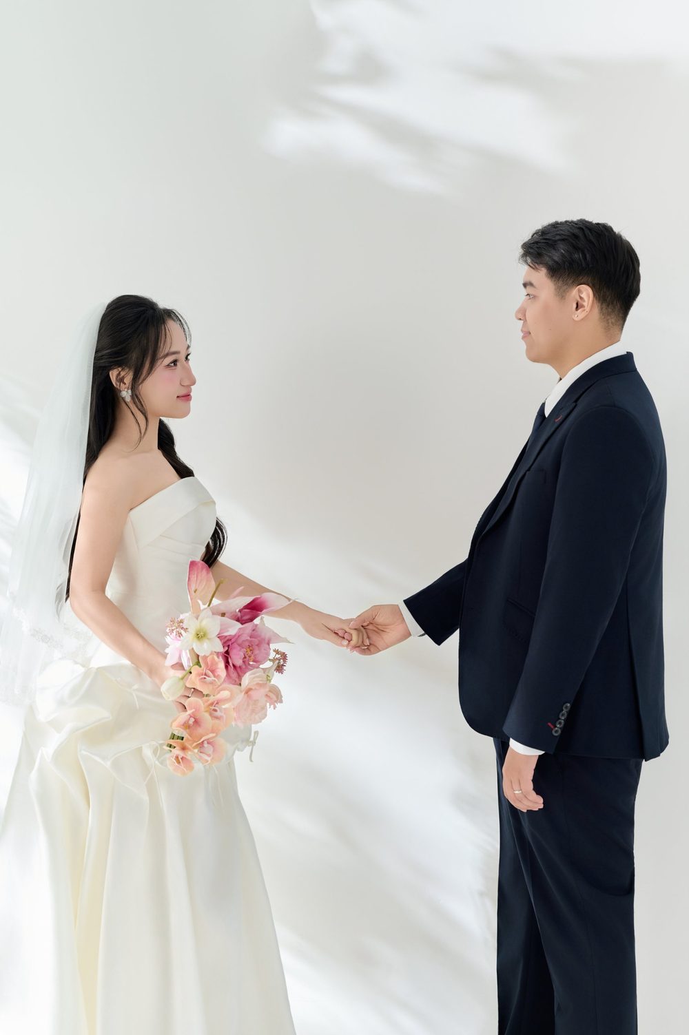 Cô dâu và chú rể nhìn nhau